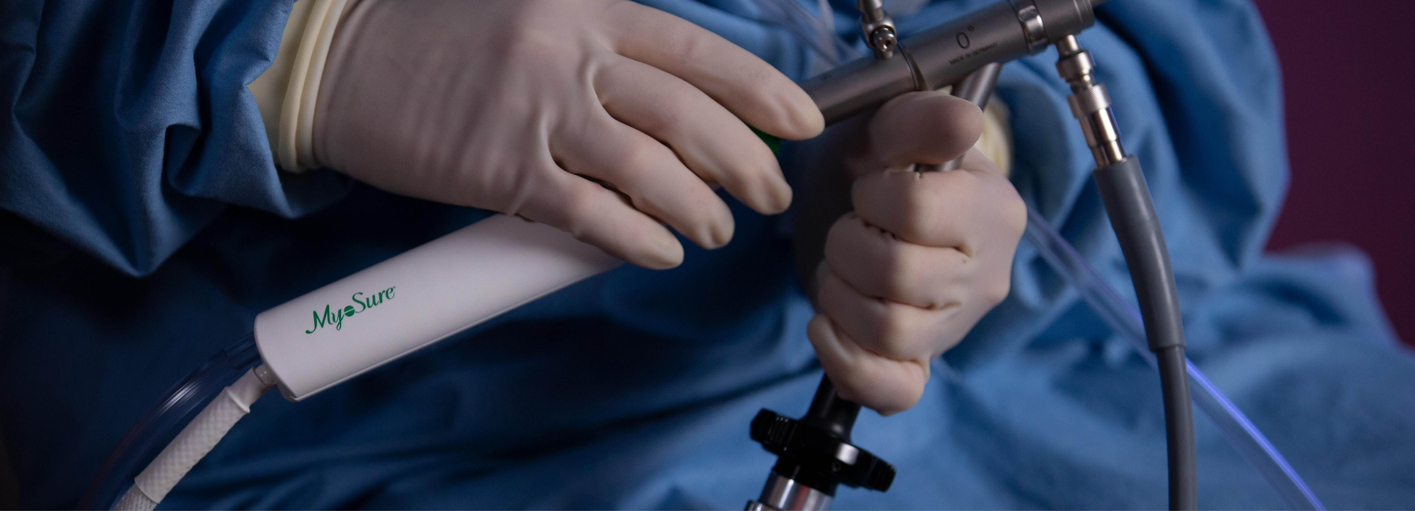 Cirurgião a segurar o dispositivo médico