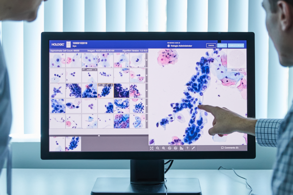 Profissional de saúde a analisar imagens de um exame num ecrã