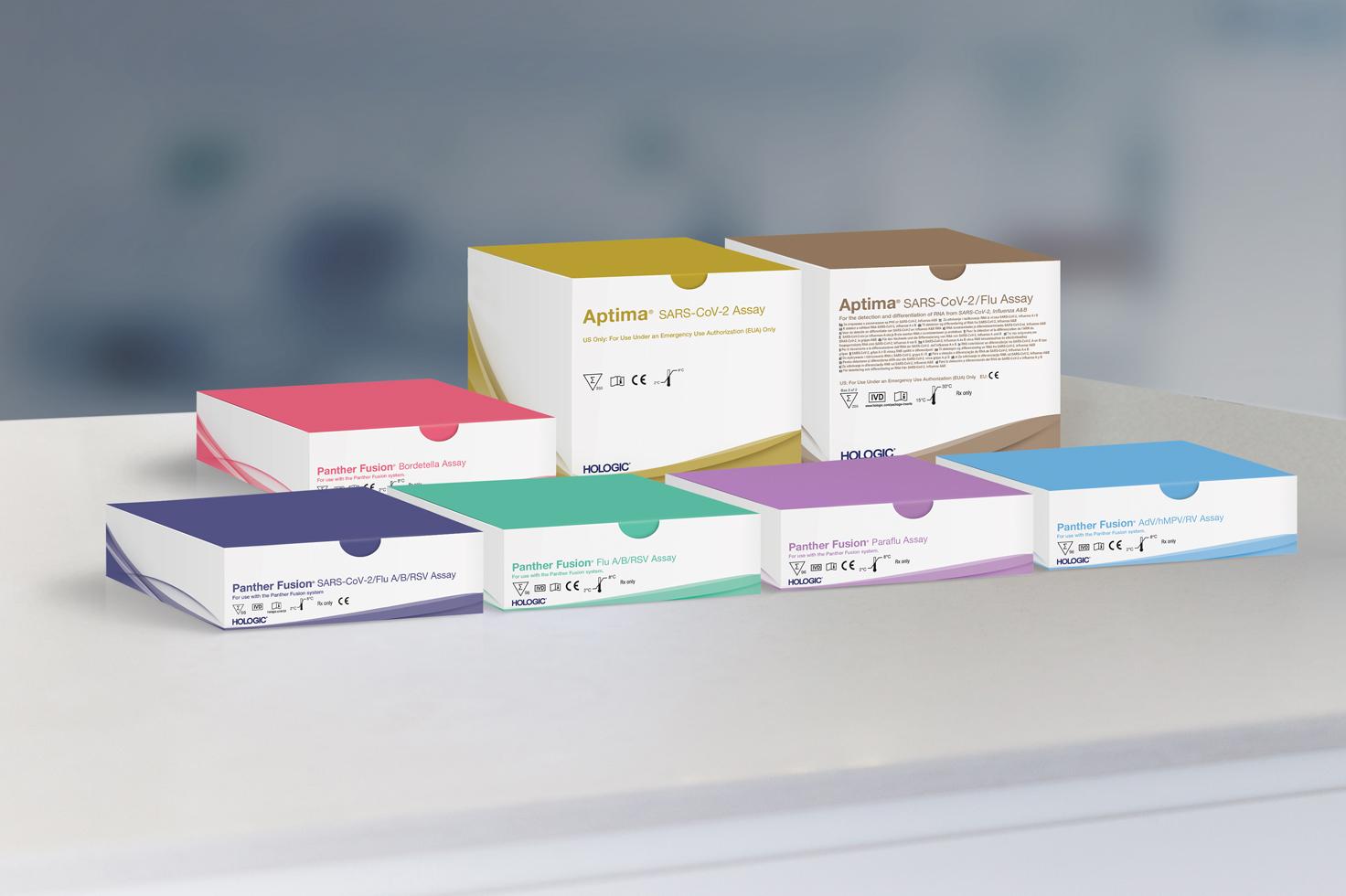 Caixas dos ensaios em contexto de laboratório no fundo