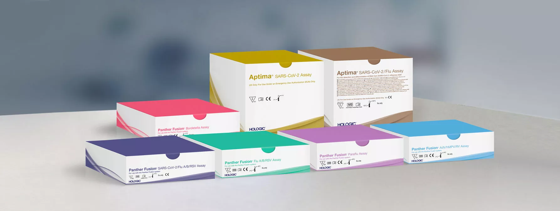 Várias caixas de ensaio no fundo do laboratório