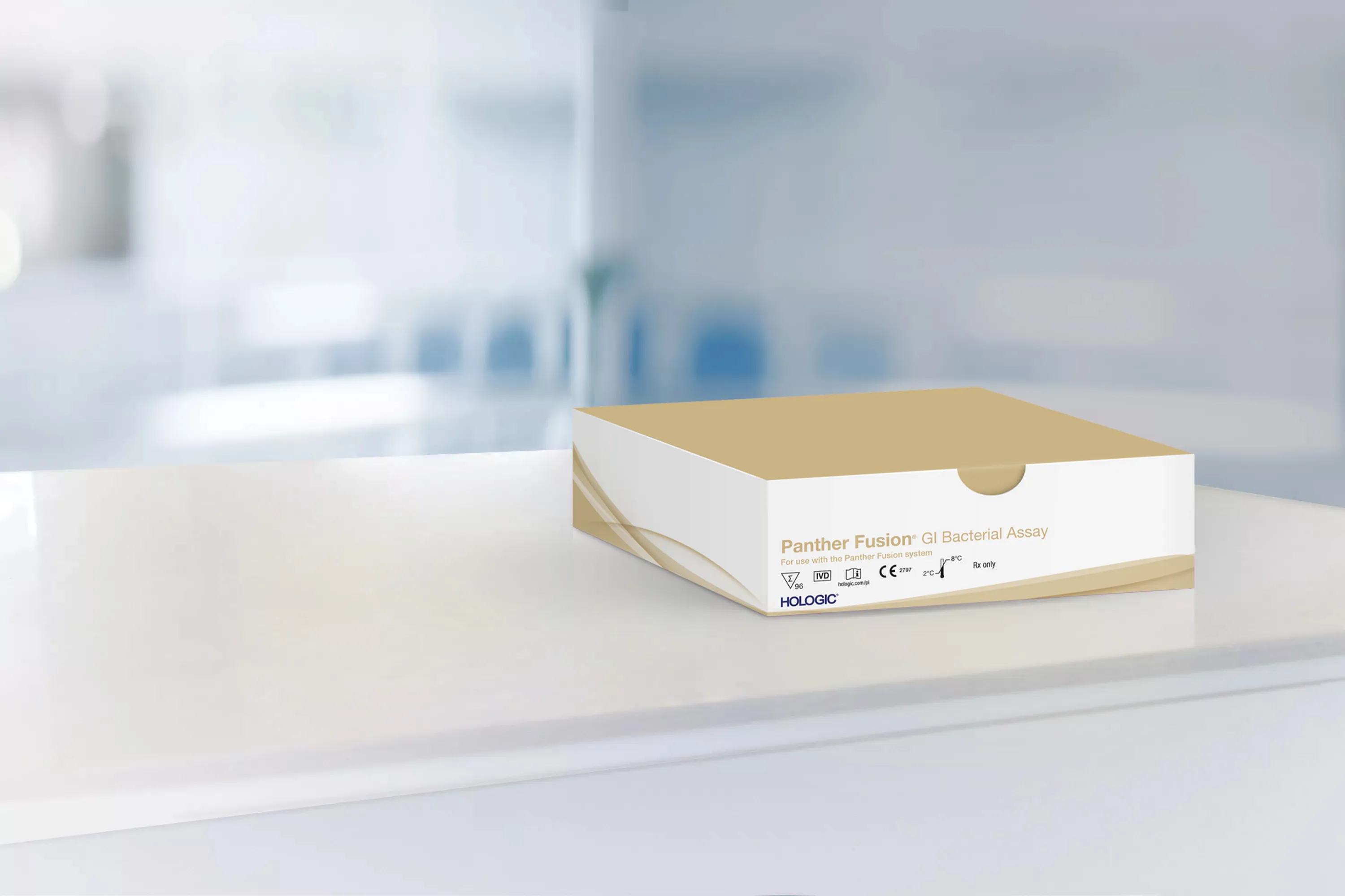 Caixa do ensaio em cima da mesa em contexto de laboratório.