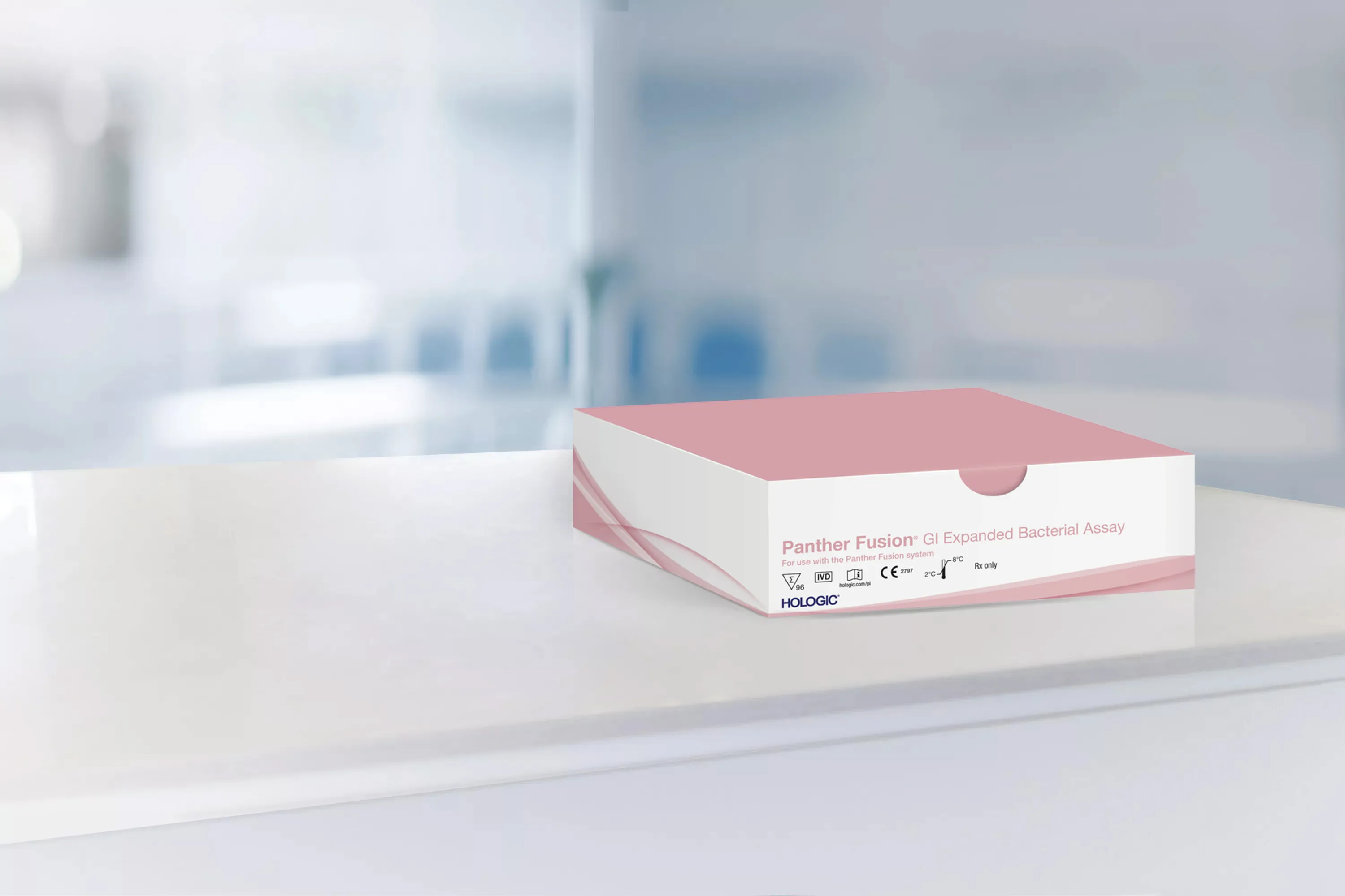 Caixa do ensaio em cima da mesa em contexto de laboratório.