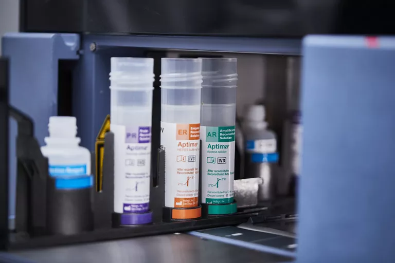 Amostras no dispositivo de teste laboratorial