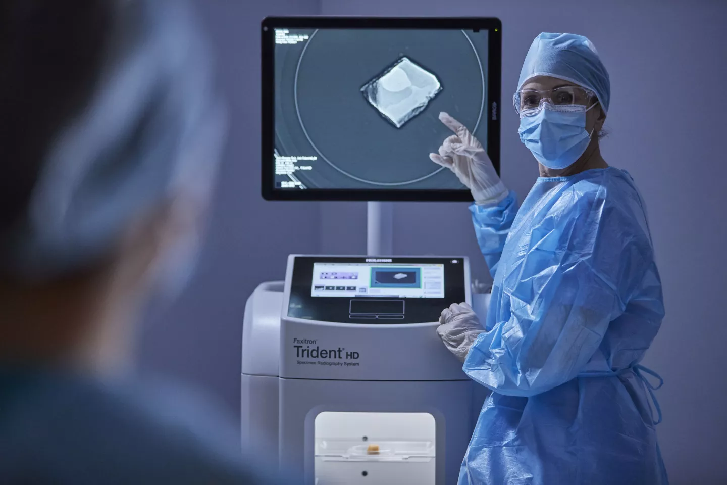 Profissional de saúde a apontar para o ecrã