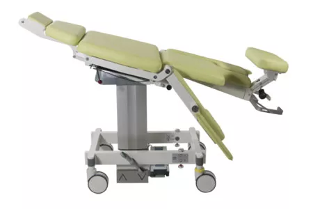 Posição de choque da cadeira de mamografia em fundo branco