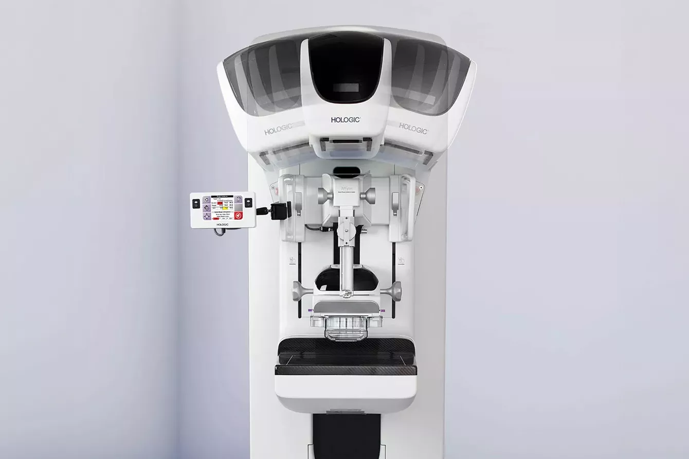 Acessório de braço lateral para biopsia no sistema Affirm Upright fixado no gantry 3Dimensions