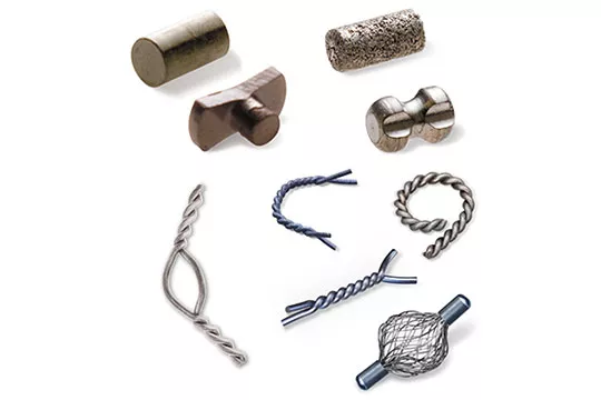 Marcadores de biopsia mamária em várias formas em fundo branco