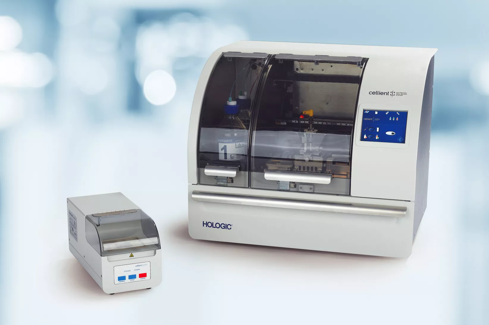 Dispositivo médico em cima da mesa em contexto de laboratório.