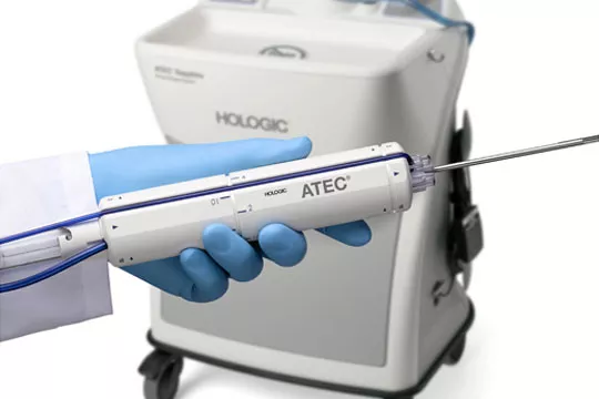 Sistema de biopsia mamária em fundo branco