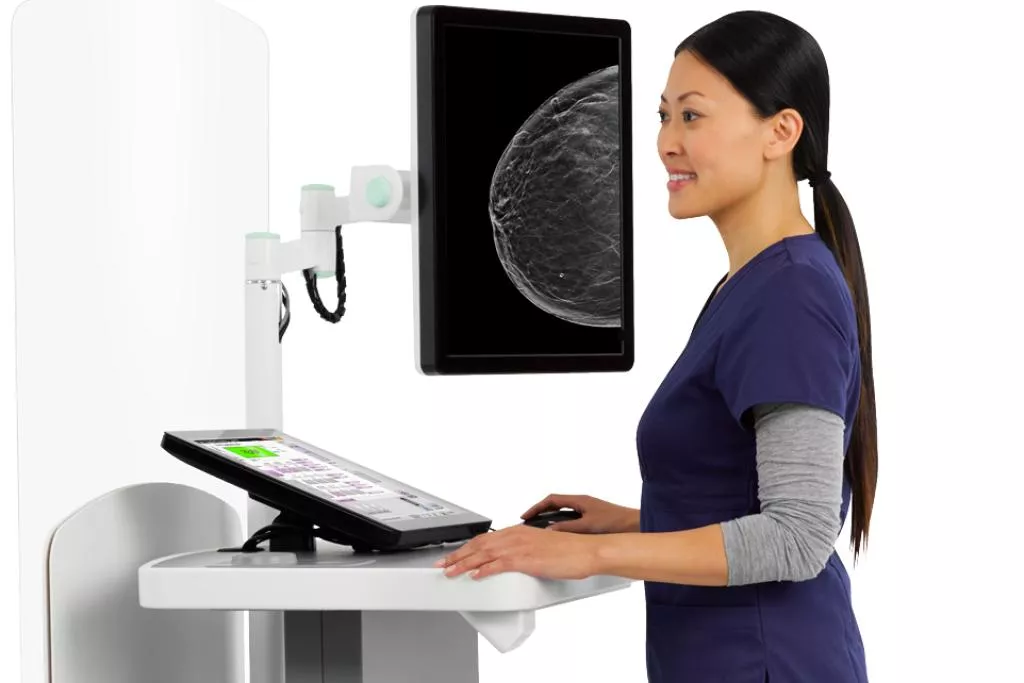 Médica a utilizar um tablet e um computador