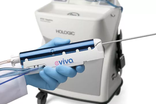 Sistema de biopsia mamária em fundo branco