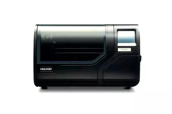 Dispositivo Processador Hologic ThinPrep 5000 sobre um fundo branco