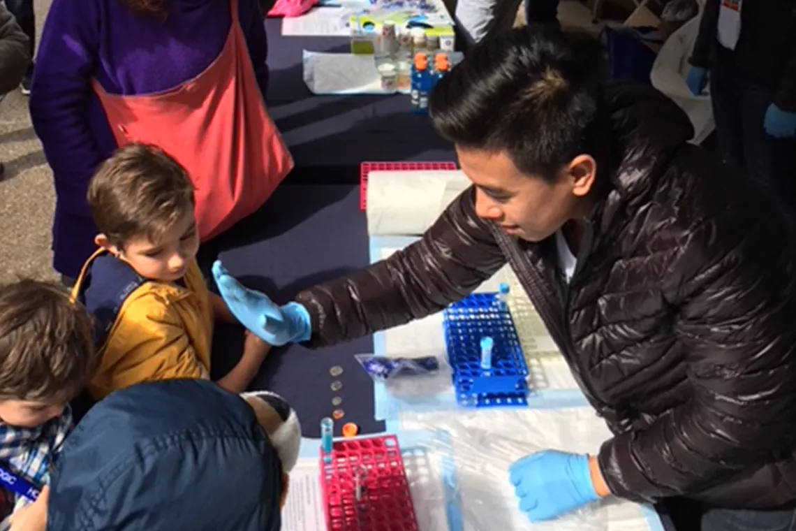 Colaborador do evento «dá mais cinco» a uma criança