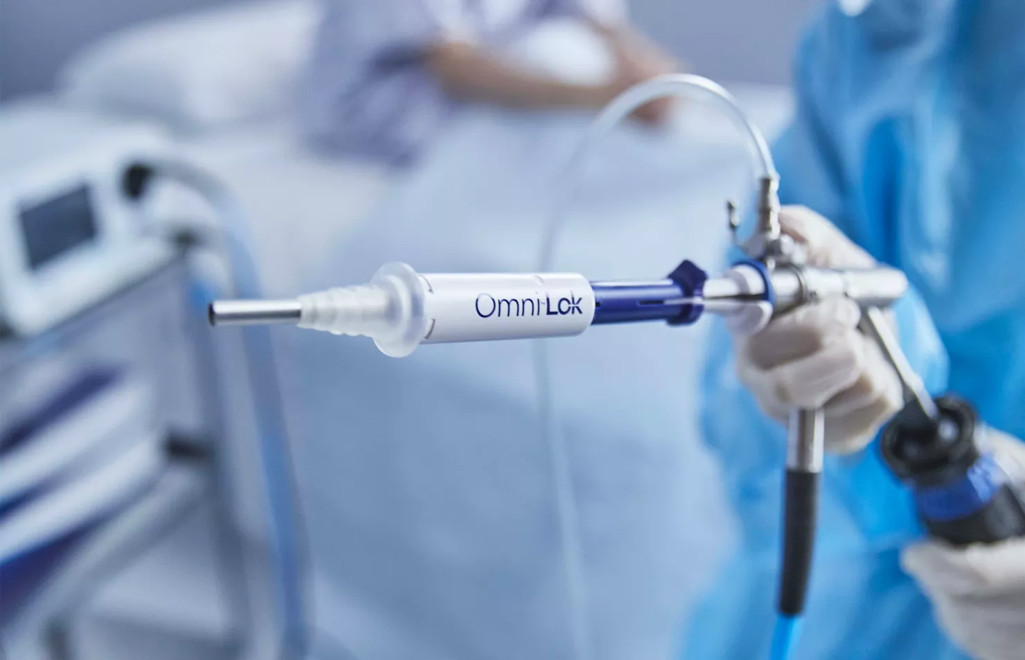 Profissional de saúde a segurar o Omni Lok