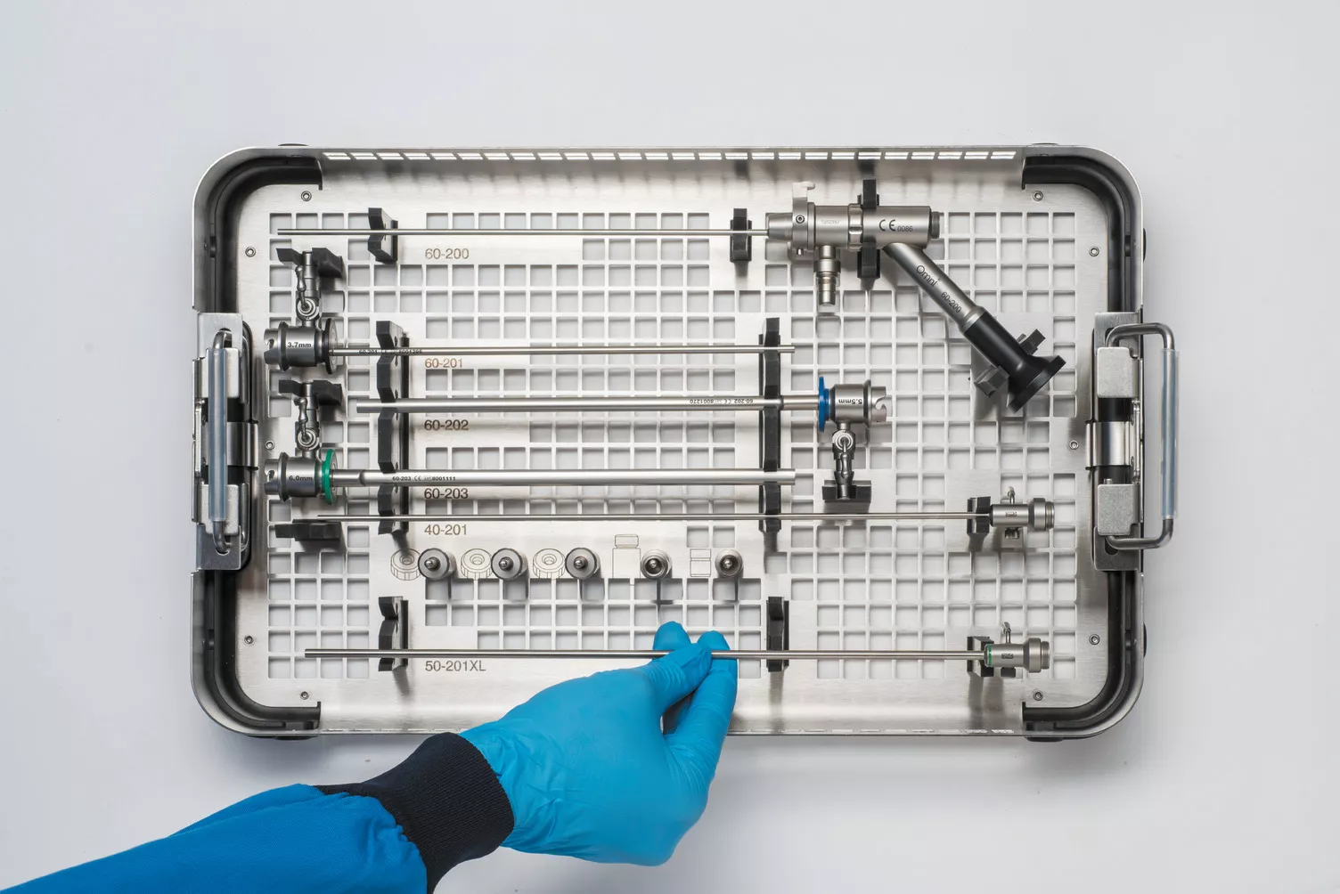 Pessoa com luvas a segurar o tabuleiro médico na mesa.