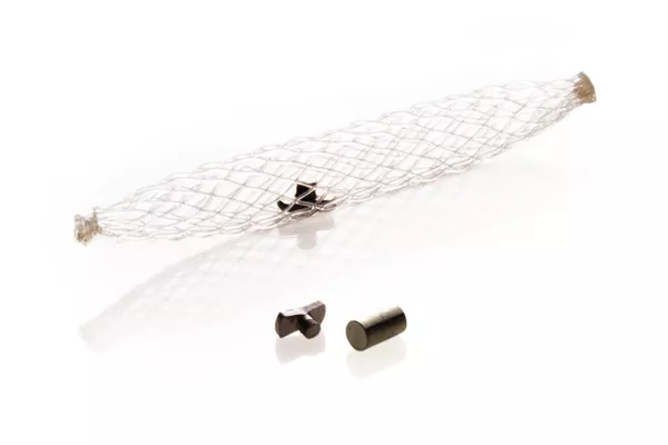 Marcador de biopsia Top Hat em fundo branco