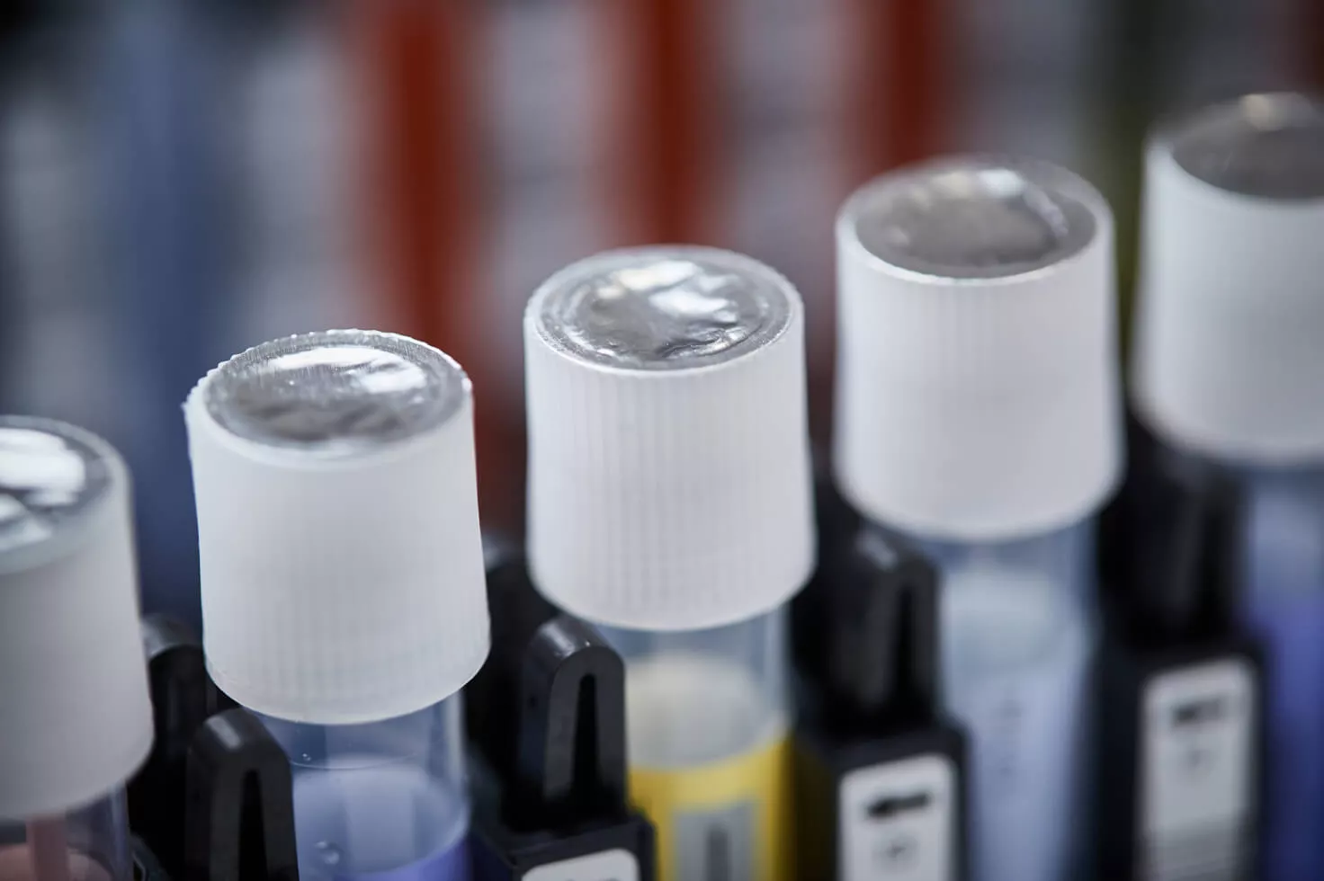 Vista de perto de frascos num tabuleiro