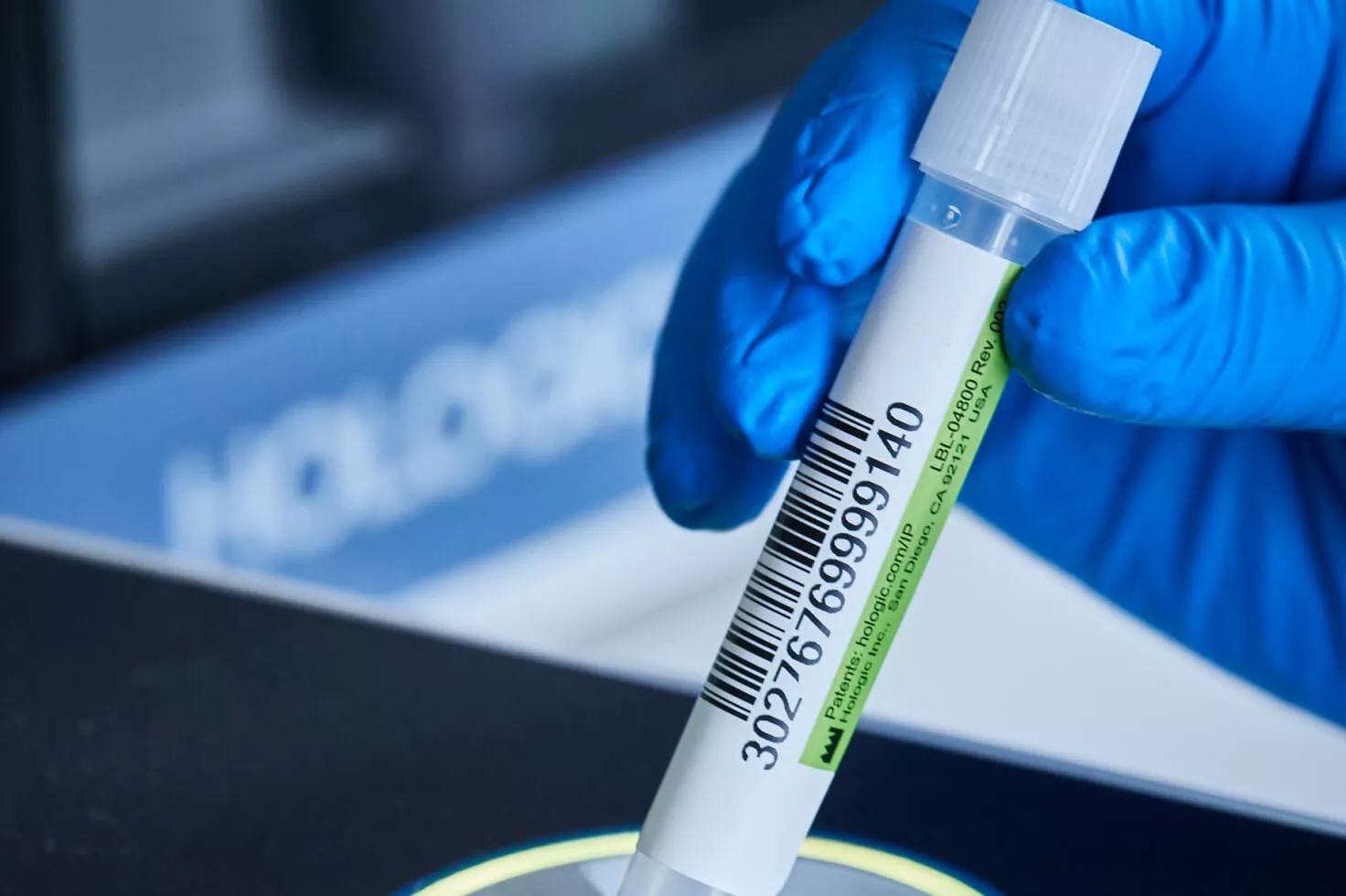 Vista de perto de mão com luva a segurar um frasco